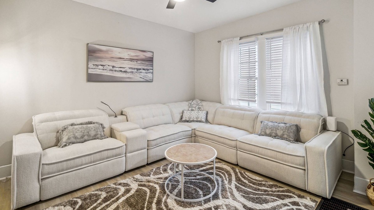 Metropolitan Apartment | 5 Min Drive to Downtown! Modern 3BR in Savannah!