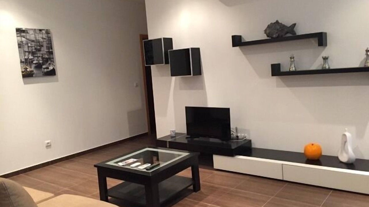Maia House | 5 min from airport 2-bedroom house - sleeps 4