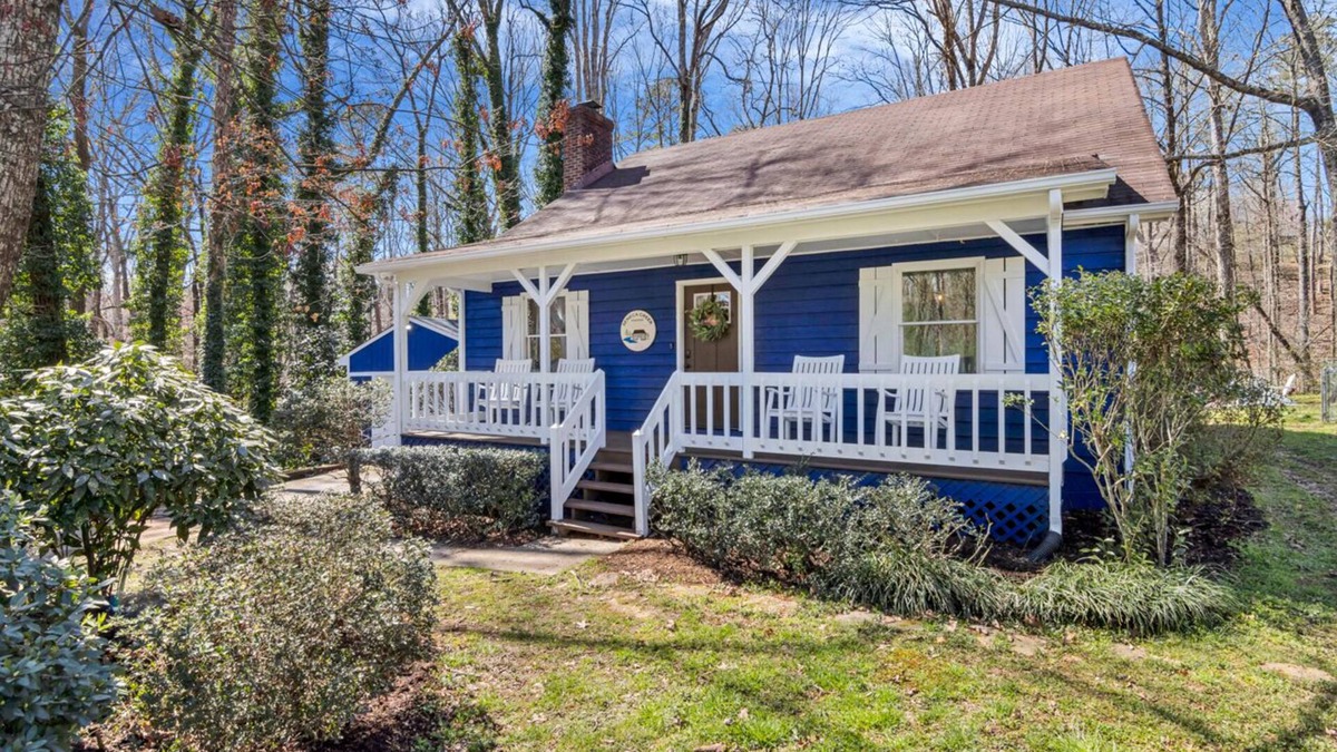 Seneca Cabin | 5 Min From Clemson + Salt Water Hot Tub + Game Room + BAR + 5 King Beds!