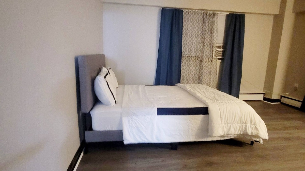 Wynnefield Apartment | 5 min from most food areas family apt. with balcony- with city view - sleeps 4+