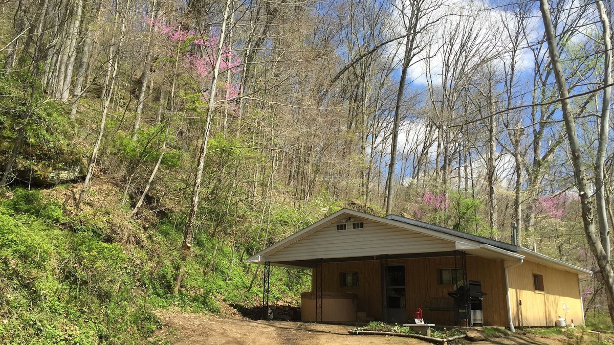 South Bloomingville Cottage | 5 Min From The Caves on 21+ Acres, Wi-Fi, Hot Tub, Fire Pit, Pet Friendly, Grill