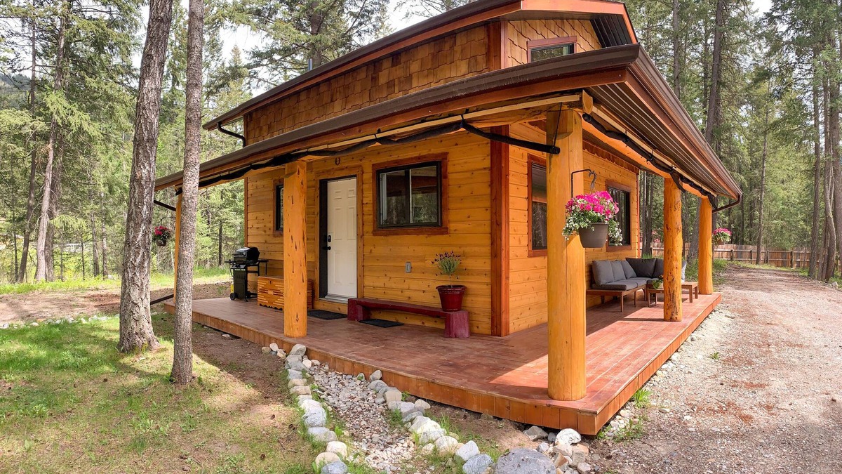 Golden Cabin | 5 min from town, great access to outdoor activities, quiet, plenty of space!