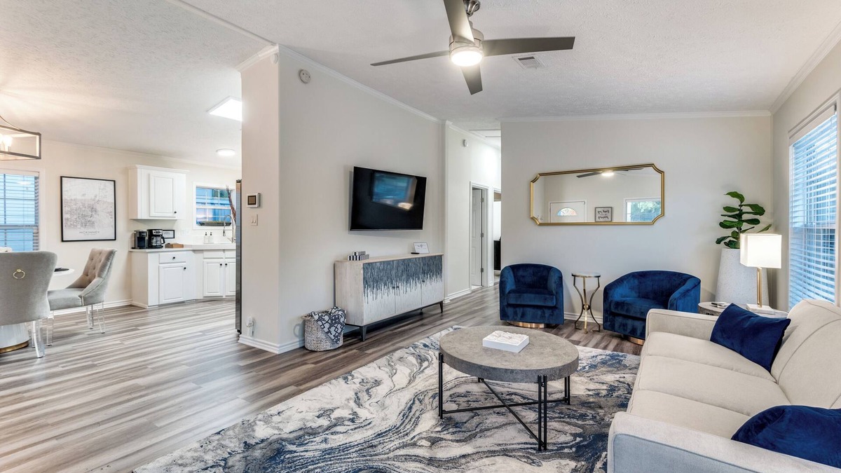 McKinney Cottage | 5 min. stroll to Downtown Mckinney! Family & Pet Friendly Cottage