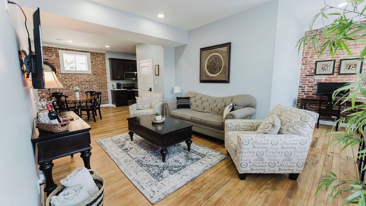 Downtown St. Louis Apartment | 5 min to Arch, Dome, Stadium, 2 BR 2 BA Sleeps 5, Historical exposed Brick Loft