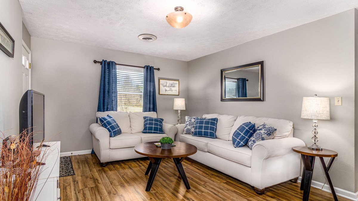 Jefferson City Apartment | 5 min to C-N Univ & Lake - Extra Parking