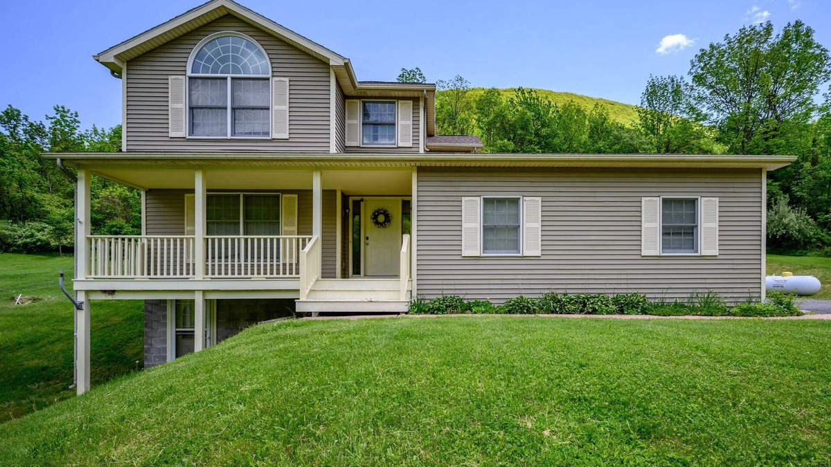 Naples House | 5 min to Canandaigua Lake, Hiking, Private Trails connect to County Trails
