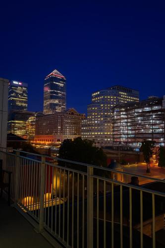 Canary Wharf Apartment | 5 Min to Canary Wharf Station, Banks Balcony View