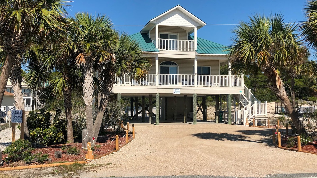 East End House | 5 min to Gulf beach. On bike path. Pvt htd pool. Boat parking. Great kitchen.