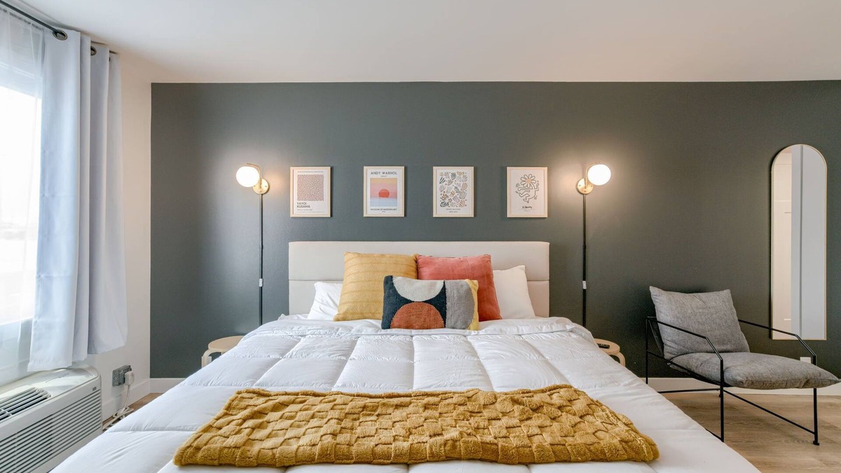 West Lincoln Hotel | 5 min. to Lincoln's top attractions. King size bed, kitchenette & outdoor space
