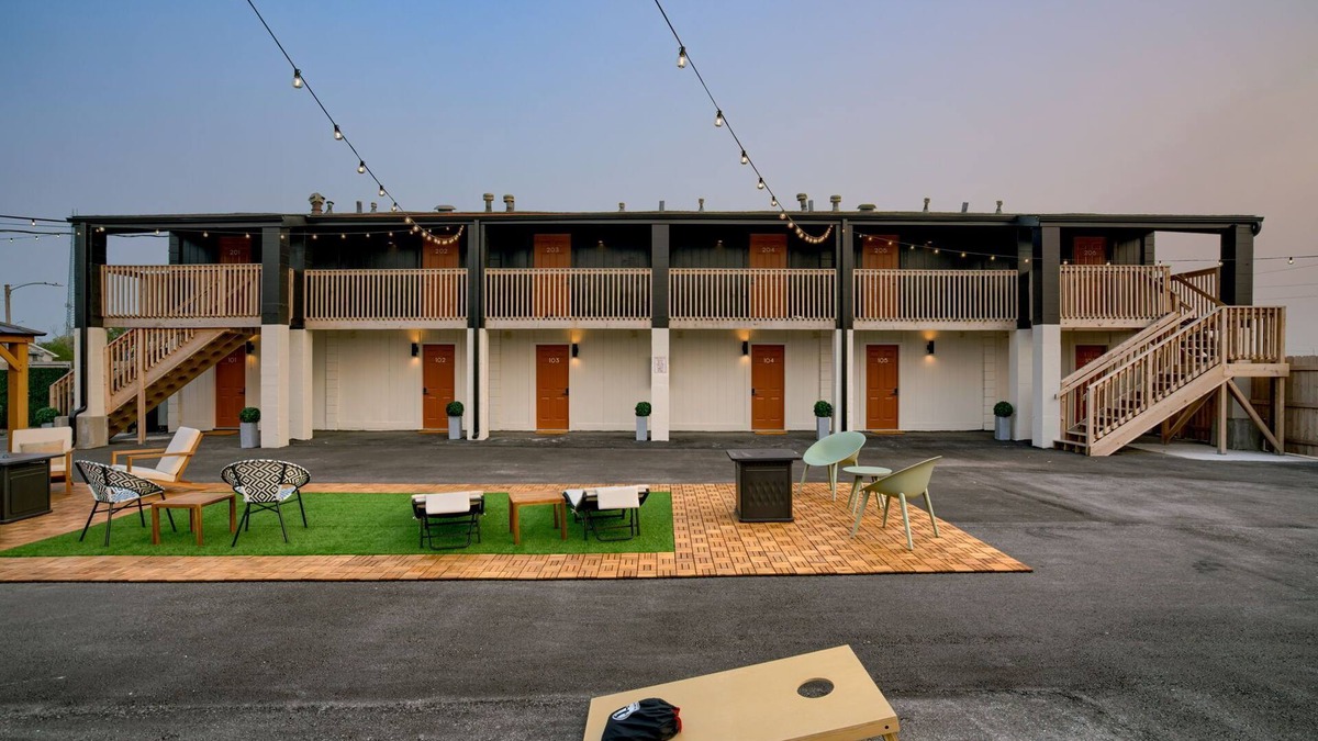 Lincoln Hotel | 5 min. to Lincoln's top attractions. 2 Queens, kitchenette & outdoor space.