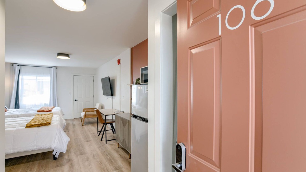 Lincoln Hotel | 5 min. to Lincoln's top attractions. 2 Queens, WiFi, pickleball, & outdoor space
