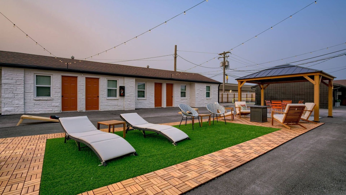Lincoln Hotel | 5 min. to Lincoln's top attractions. 2 Queens, WiFi, pickleball, & outdoor space