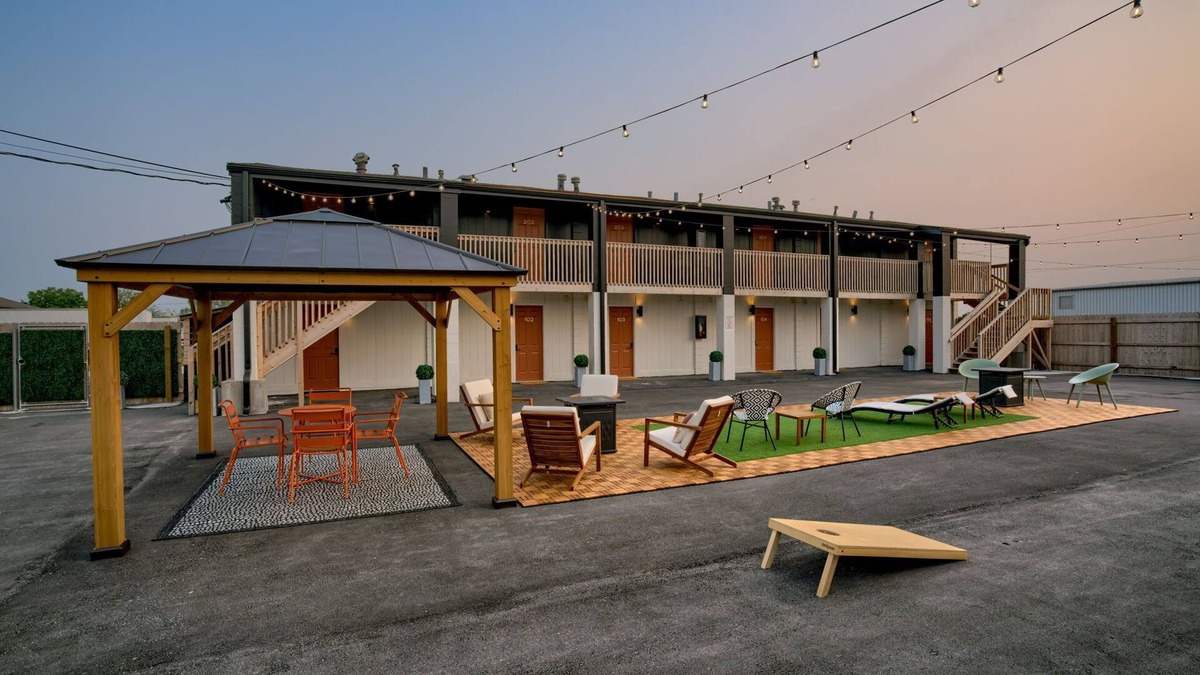Lincoln Hotel | 5 min. to Lincoln's top attractions. 2 Queens, kitchenette, WiFi & outdoor space