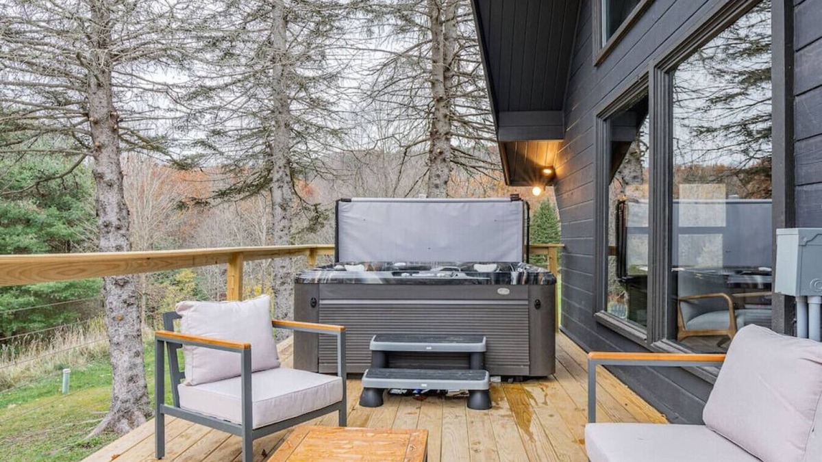 Windham Cabin | 5 Min to Skiing | Hot Tub | Fire Pit | Pool Table