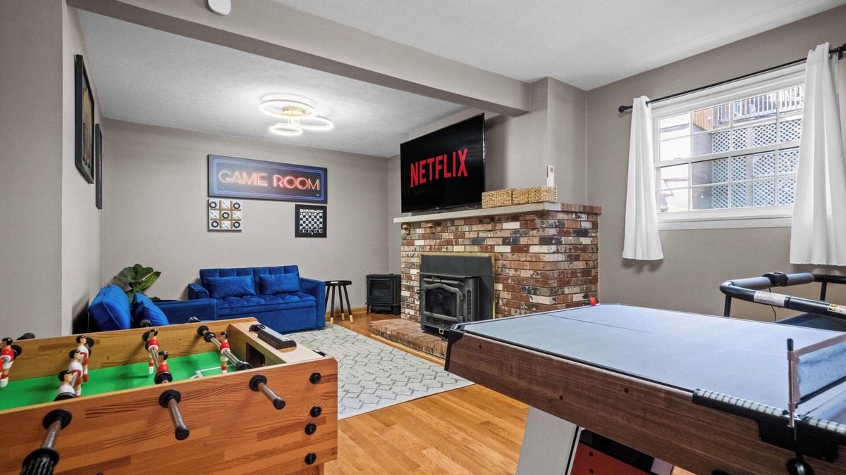 Summersville House | 5 min to Summersville Lake I Hot Tub I Game Room I Grill I Fire pit