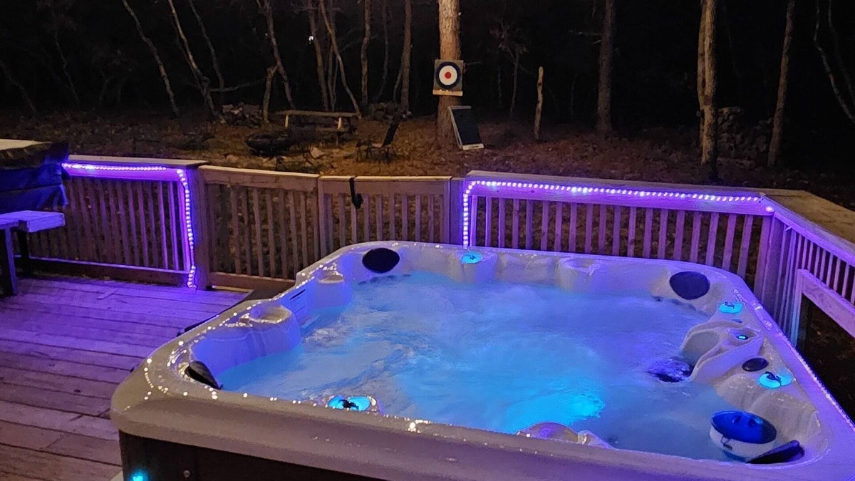 Tunkhannock Township Ski Chalet | 5 min to the lake, Private Hot Tub, Fire Pit, Game Room, Fireplace PetFriendly n