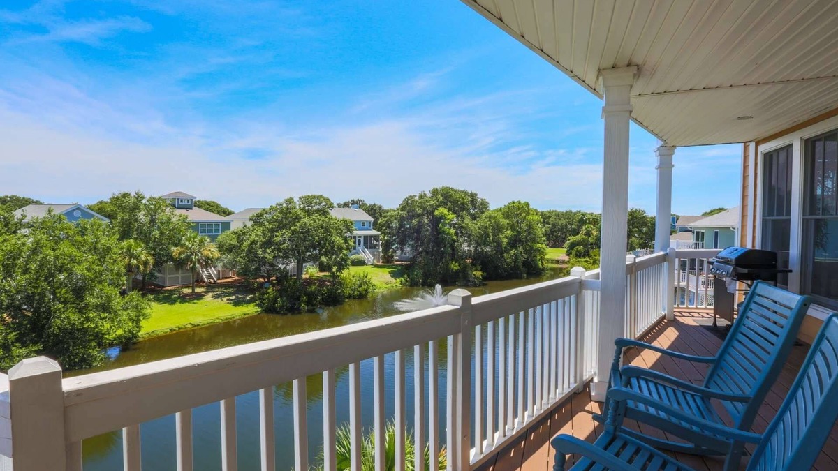 Pelican Bay House | 5 Min Walk to Beach & Community Pool; Views of Lagoon & Ocean from Rooftop Deck; Great for Families!