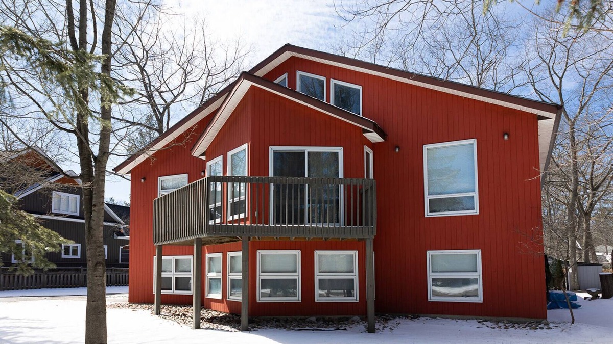Wasaga Beach House | 5 MIN WALK TO BEACH, SPACIOUS, CLEAN SLEEPS UP TO 4-6