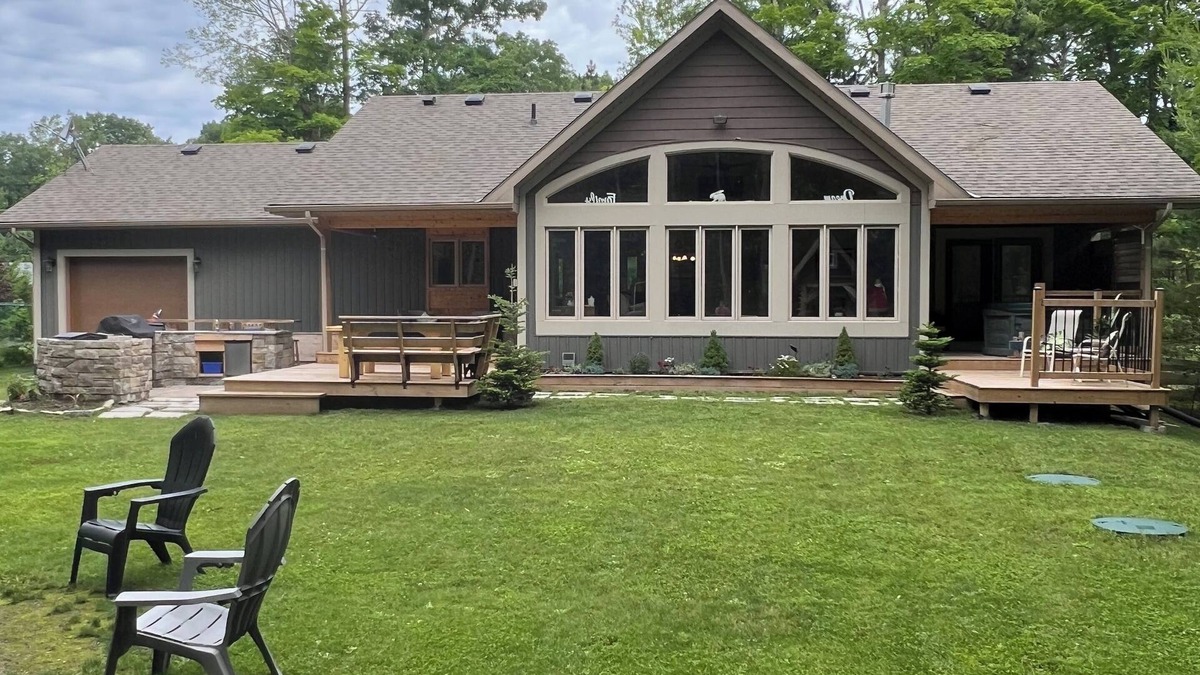 Tiny Cottage | 5 min walk to the beaches of Georgian BaynFamily fun cottage, pool table