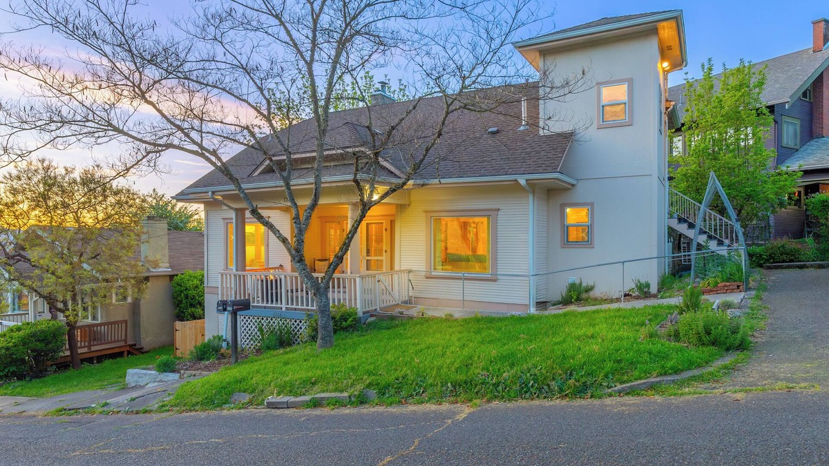 Roseburg Apartment | 5 min walk to downtown! Newly renovated with original hardwoods and clawfoot tub
