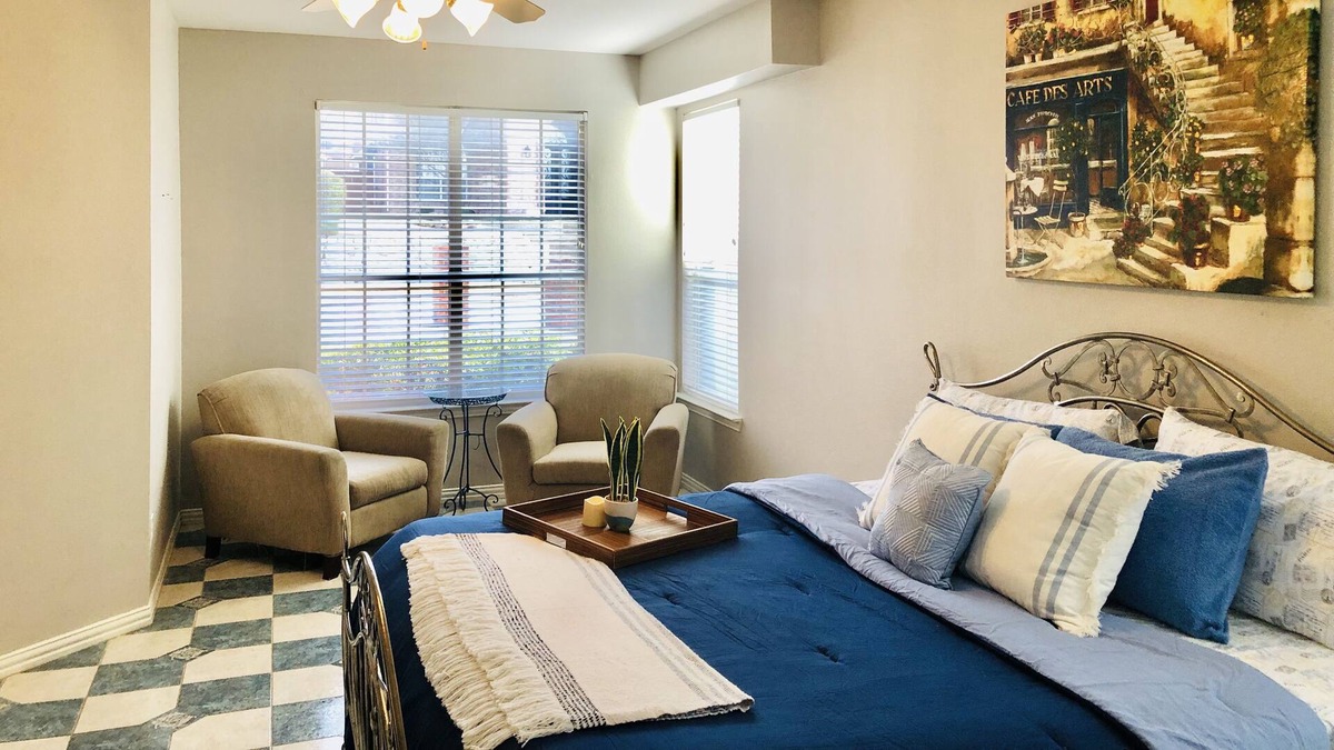 Rockwall House | 5 min walk to Lake, boating, food & local conveniences