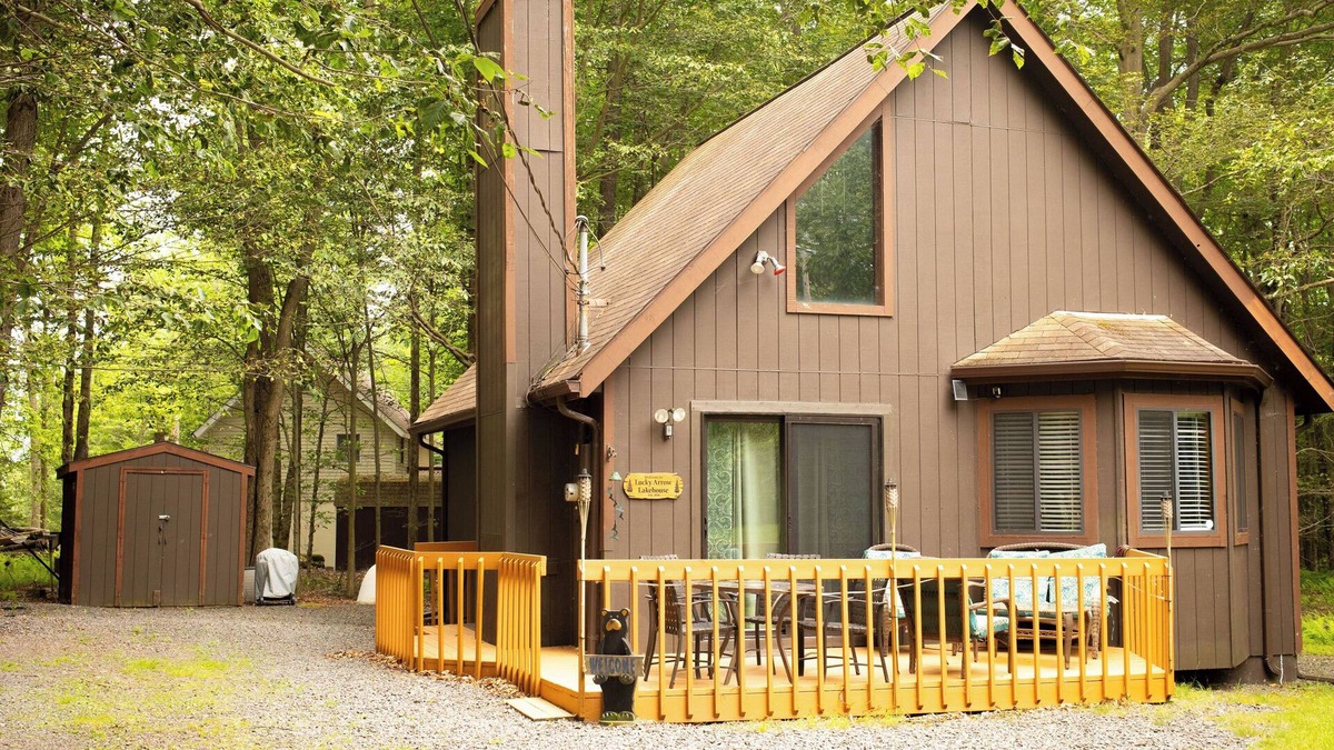 Pocono Lake Ski Chalet | 5 Min Walk to Lake - Lucky Arrow Lakehouse - Dog-Friendly