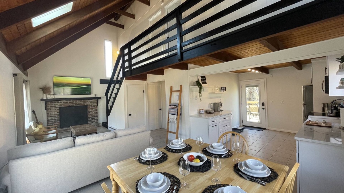 Lackawaxen House | 5 min walk to ski lifts & lodge! 25% off ski lifts & tubing! Modern, clean home!