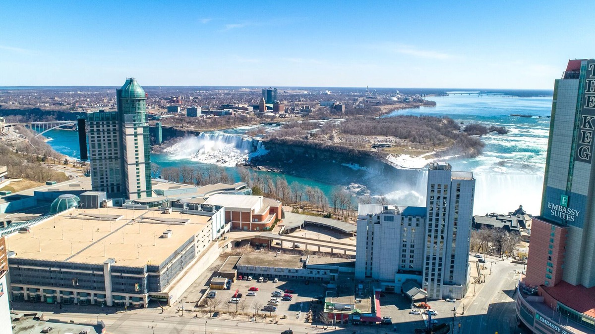 Fallsview House | 5 min walk to the falls Canada 20 Guest unit! Modern,