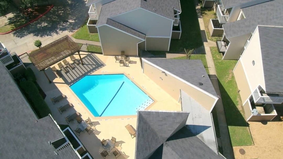 Humble Apartment | 5 Mins From IAH Remodeled/ FamilyApt/ Free Parking & Wifi