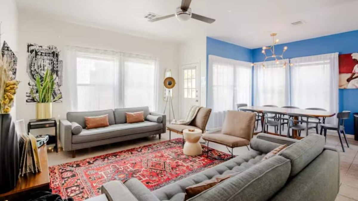 Chestnut House | 5 mins to best of ATX, Stocked kitchen, 4BR 2.5BA, Backyard, Grill, yard games