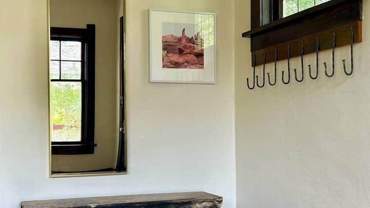 Laramie House | 5 Mins to Campus : Vintage +Modern West Home