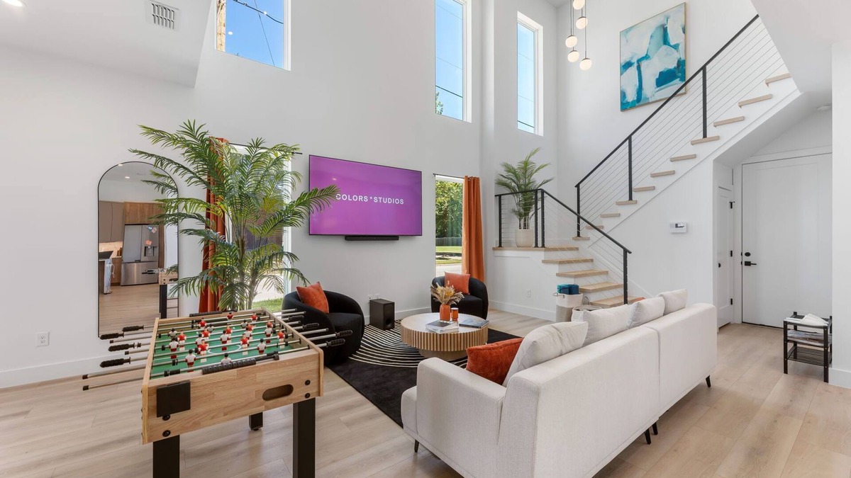 West Dallas House | 5 Mins to DT Dallas, Sleeps 14, Fast Wi-Fi + Office Space, Hot tub, Ping Pong