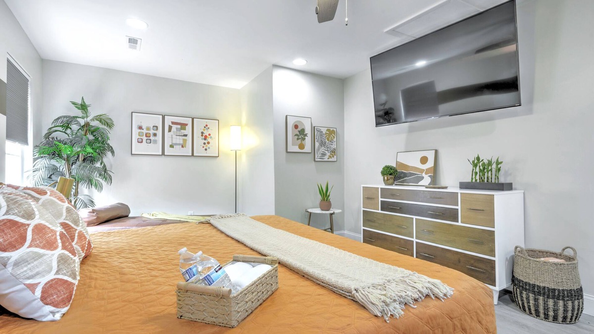 Chattanooga House | 5 mins to DT, family friendly, hot tub, arcade, sleeps 8, fully fenced yard.
