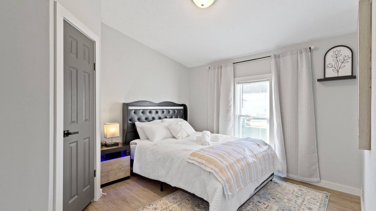 Westfield House | 5 mins to Grand Park, 15 mins to Ruoff, pet-friendly, peaceful environment!