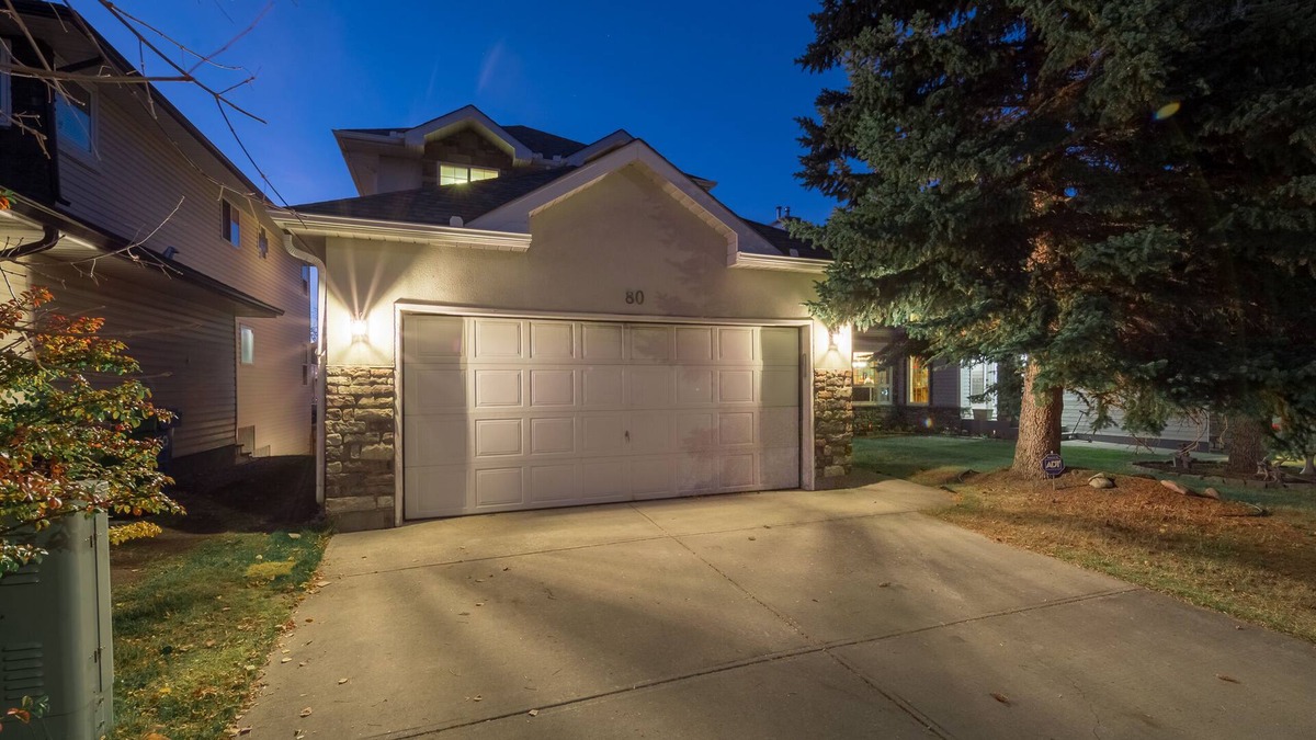 Northwest Calgary House | 5 mins to ski resort and 10 mins to downtown cozy walk out basement 3 levels HM