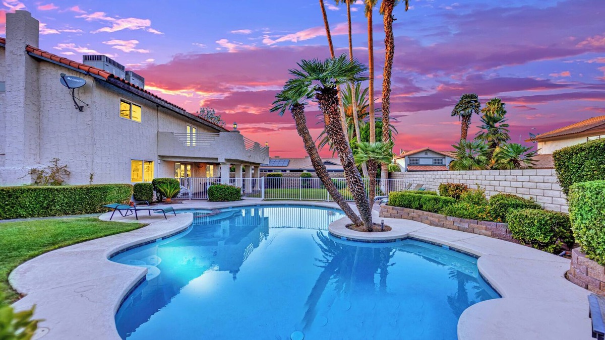 Rancho Oakey House | 5 Mins to Strip Vegas Villa Pool Yard Gather Fun!