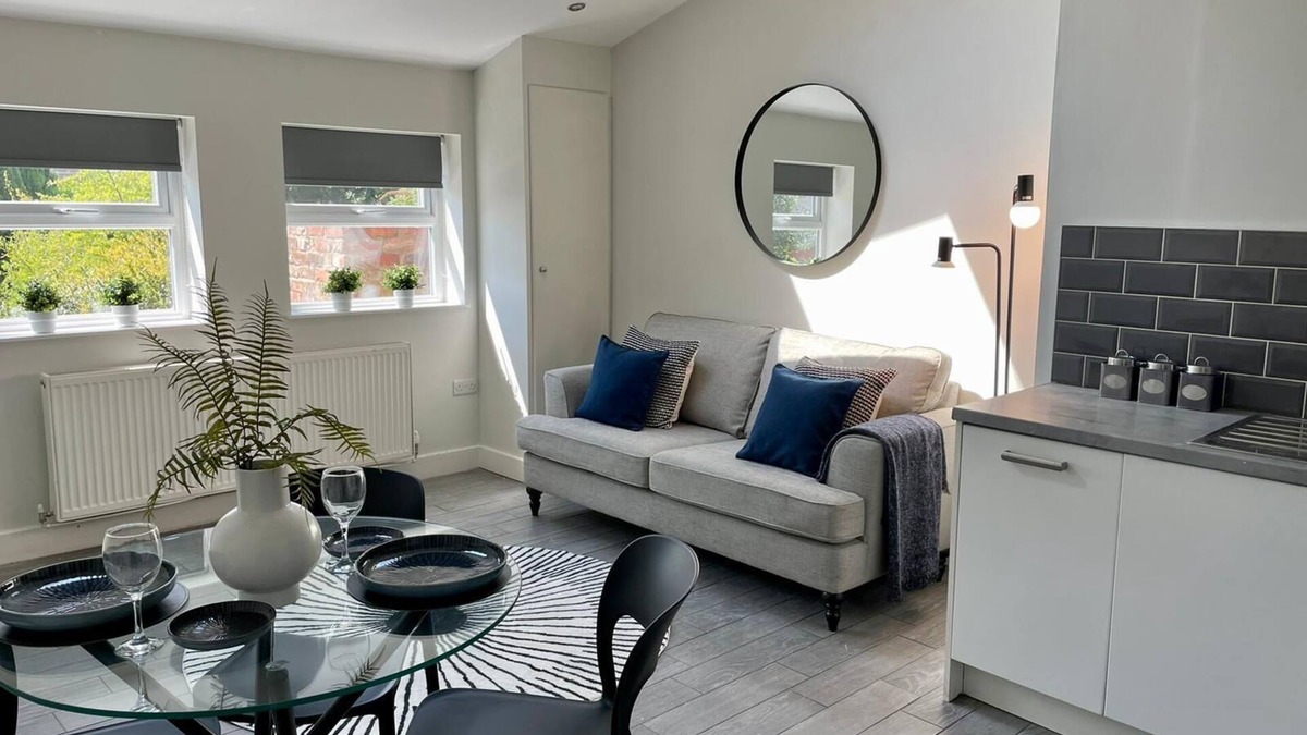 Liverpool Apartment | 5 Mins to Woolton Village | Skylights + Desk | Parking