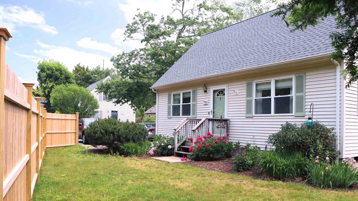 South Kingstown House | 5 Minute drive to beautiful Narragansett Beach, walk to Narrow River