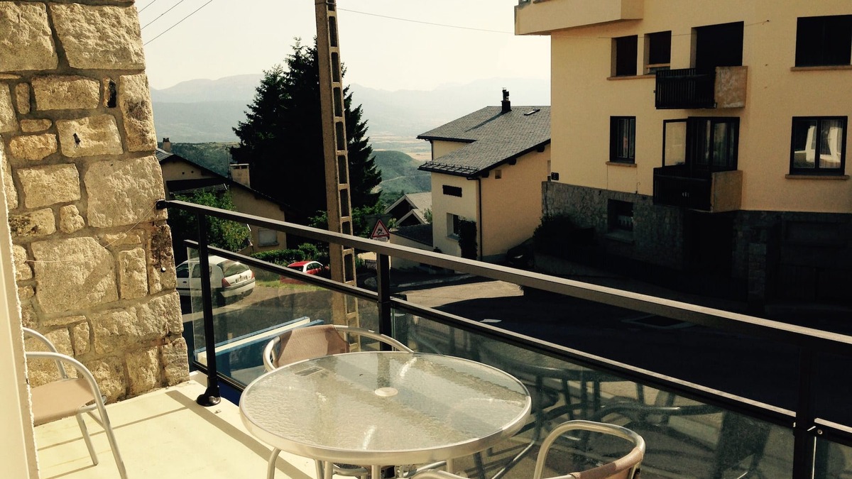 Font-Romeu-Odeillo-Via Apartment | 5-minute walk from the gondolas, bright T3, sleeps 8, free wifi.