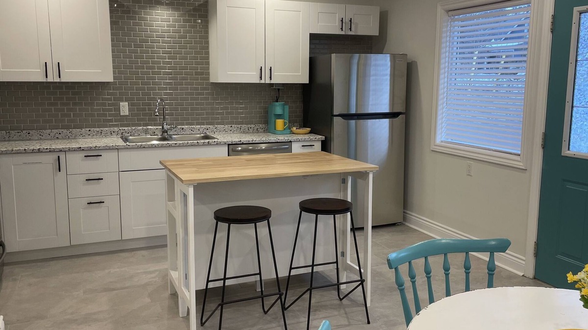 Southampton Apartment | 5 minute stroll to beautiful Southampton beach and the vibrant downtown area.