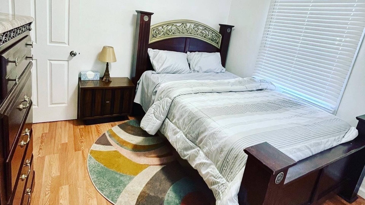 Hazel Park House | 5 minute to Downtown Ferndale! Cozy house (Pet-Friendly!)