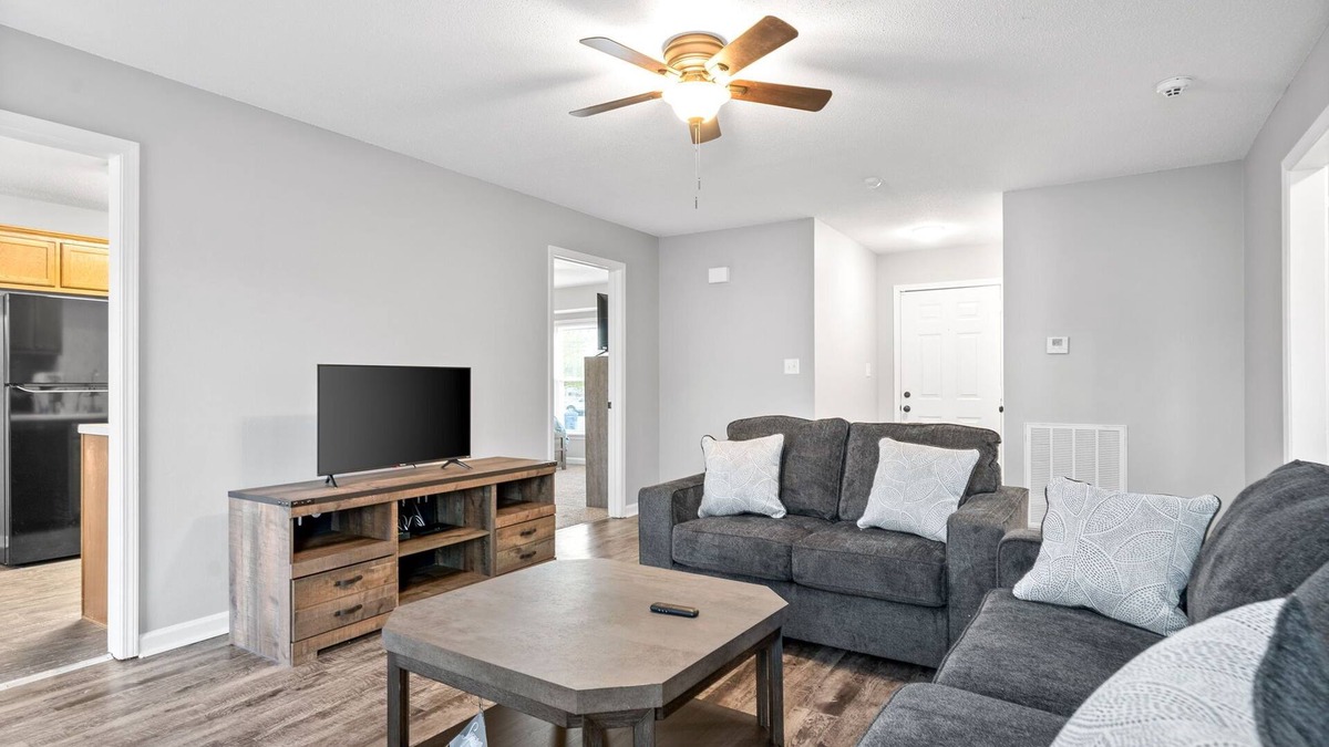 Clarksville House | 5 minute to gate 4, pets welcome, fenced back yard -weekly, monthly discount