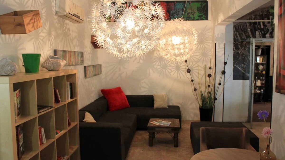Sanary-sur-Mer Hotel | 5 Minute Walk to Port Sanary | Private Parking and Pets are Allowed
