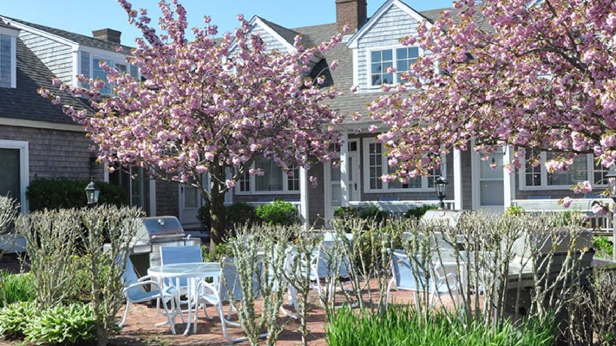 Brant Point House | 5 minute walk to beach and town in Brandt Point!