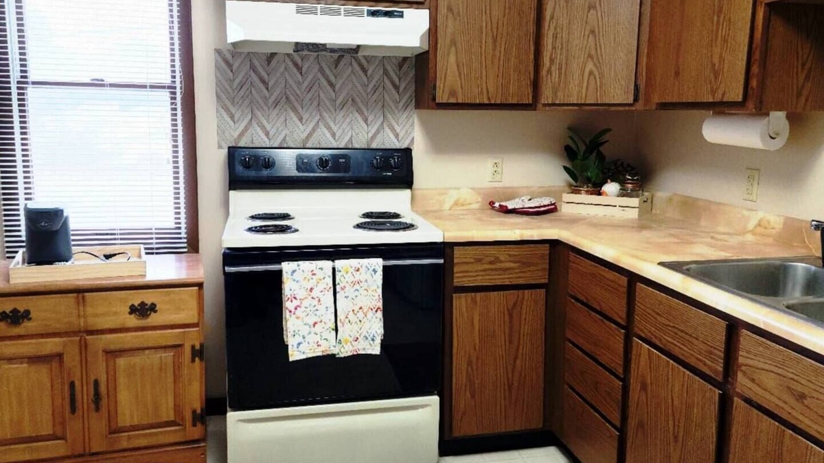 Savoy Apartment | 5 minutes away from Campus and Statefarm Stadium, 2min away from Willard Airport
