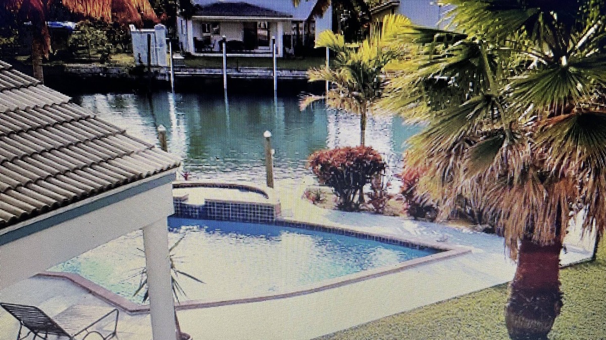 Bahama Reef Condo | 5 minutes to the beach, water front location, family size condo with jacuzzi tub