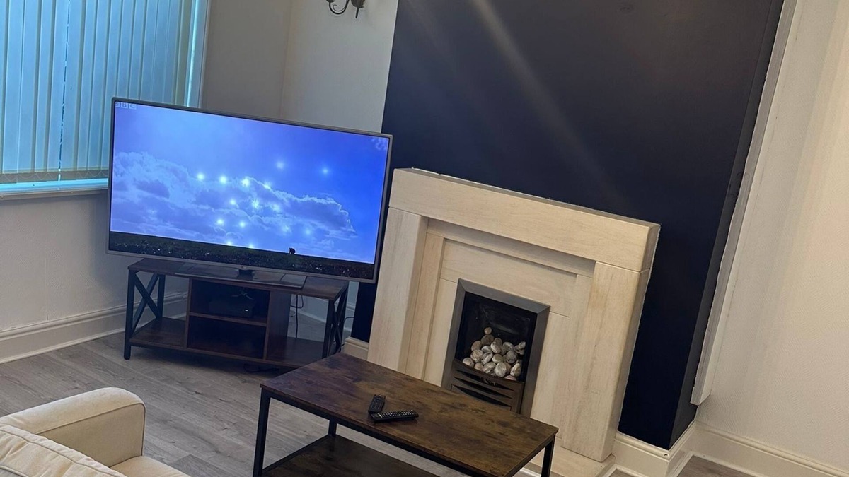 Bolton House | 5 minutes drive to bolton stadium! Family sized house with slit of space