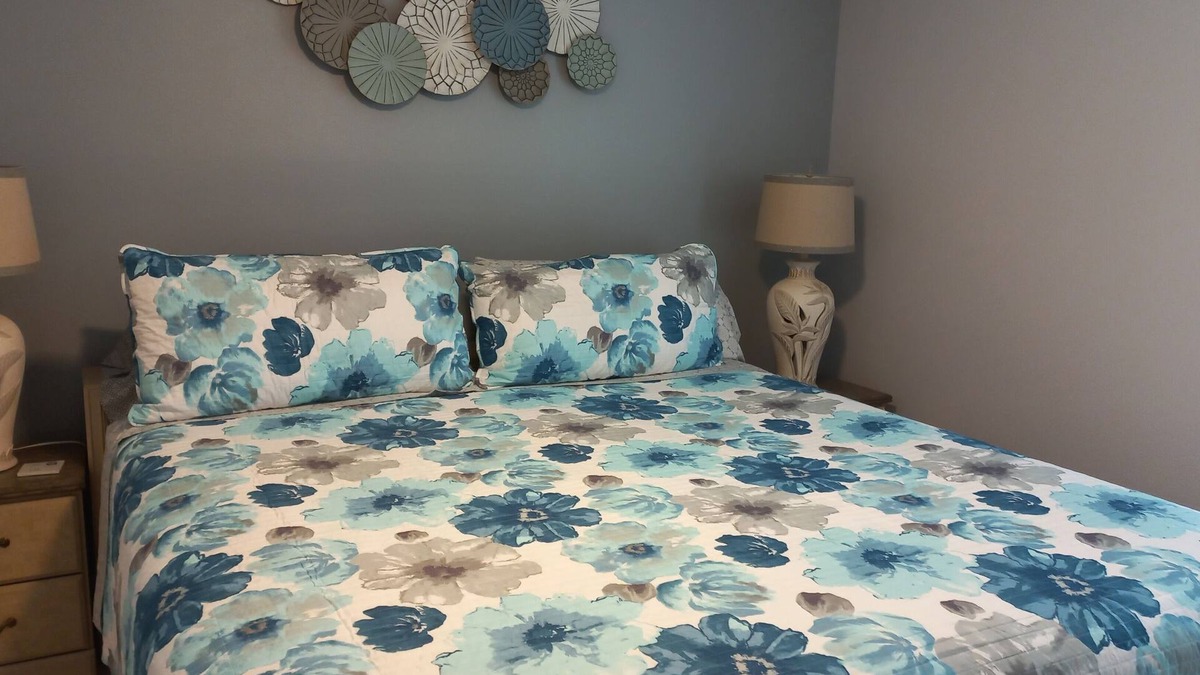 Gulf Gate Estates Condo | 5 minutes drive to nr Siesta Key 2BR/2BA condo Sienna Park. heated pool.