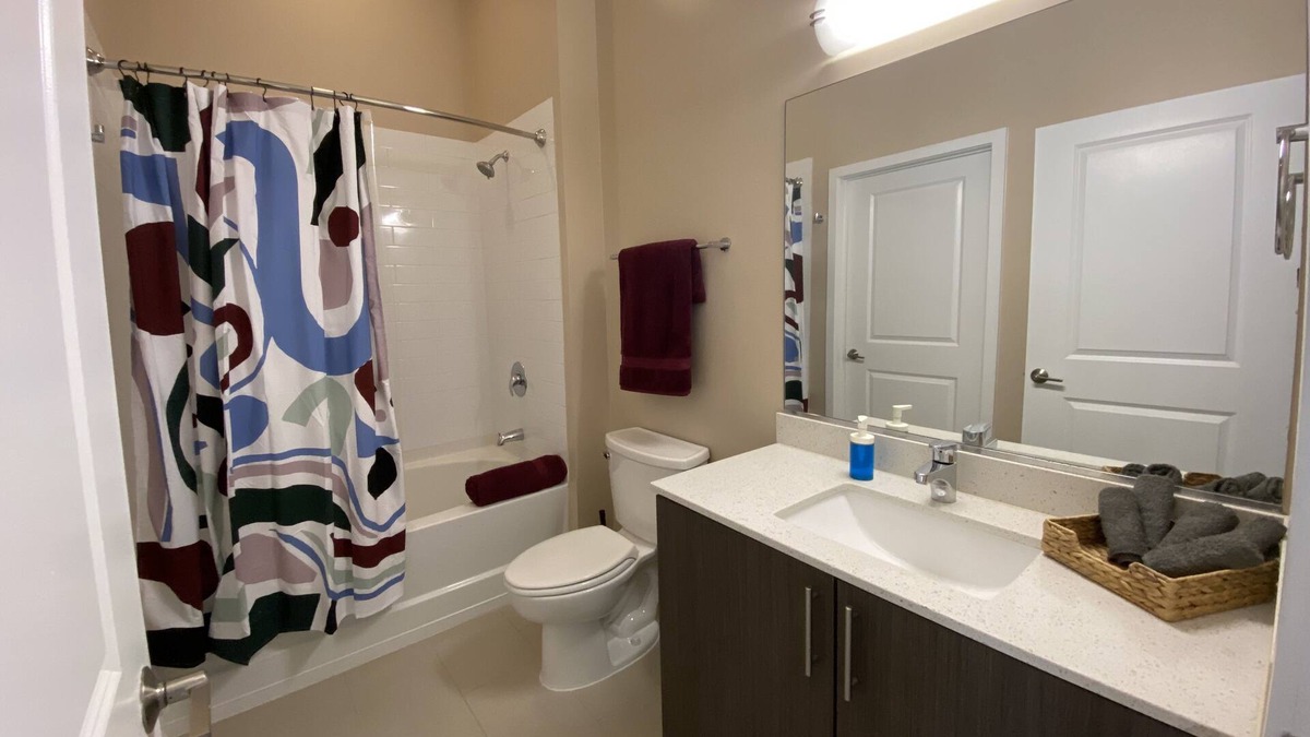 Jefferson Manor Apartment | 5 minutes from Airport! Family-sized rental