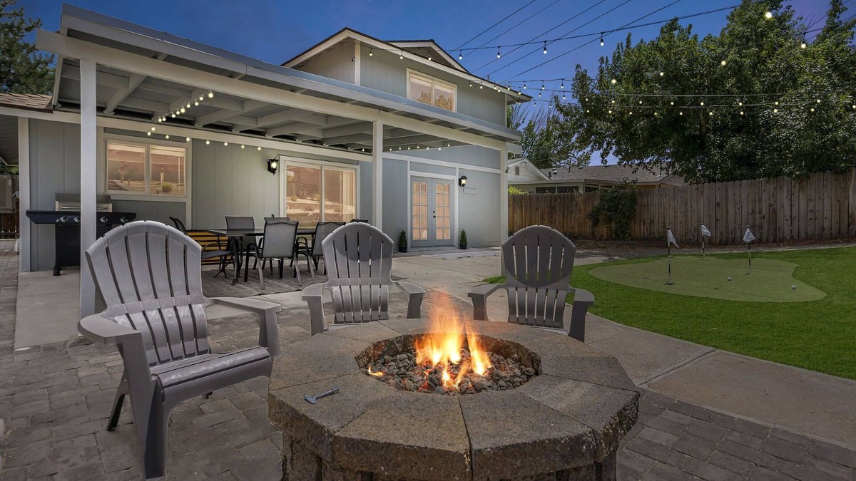 West University House | 5 Minutes from Downtown- Game room, firepit and TV in every bedroom!